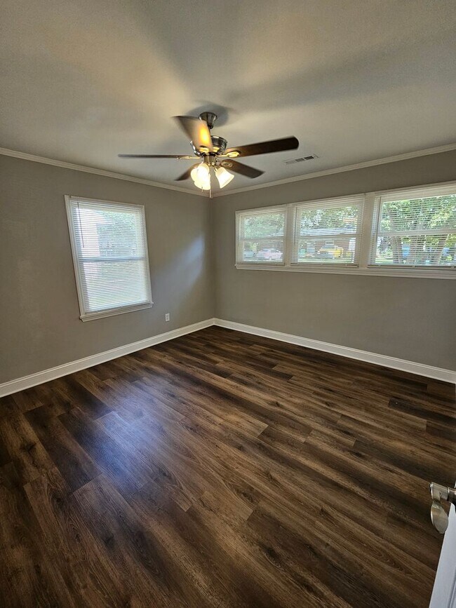 Building Photo - Fully Renovated Hanahan Home!
