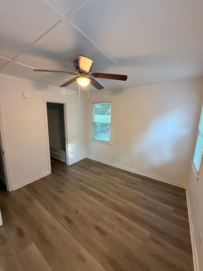 Building Photo - 605 Betty St