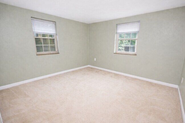 Interior Photo - MONTROSE MANOR APARTMENTS -- 023