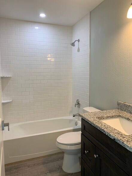 2nd bath - 2940 Sarletto St