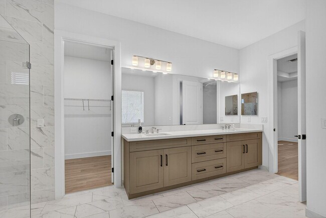 Building Photo - 9288 Crestview Cir