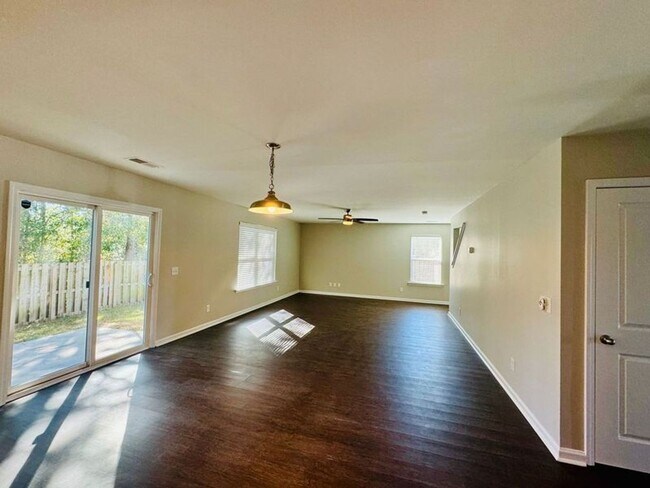 Building Photo - 4 bed 2.5 bath located in The Links at Way Station!! Available in August!!