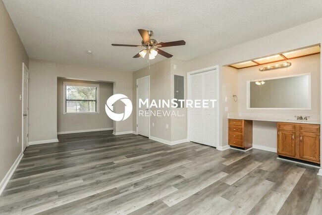 Building Photo - 3 Bedroom Pet-Friendly Home in EUSTIS, FL with Main Street Renewal
