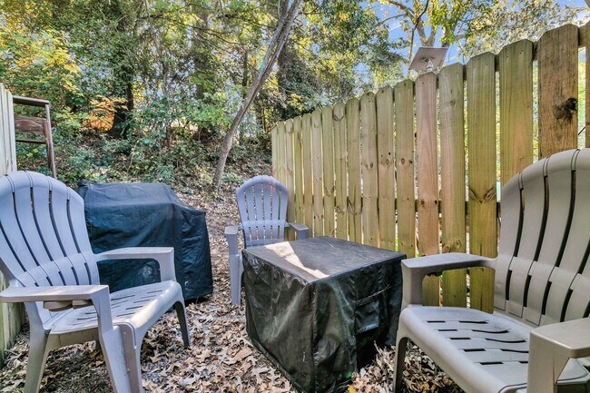 Building Photo - Fully Renovated 2 Bedroom Townhome in a Co...