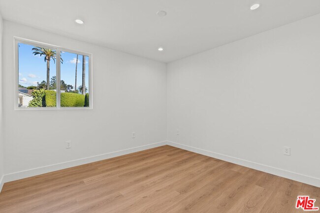 Building Photo - 3647 Grand View Blvd