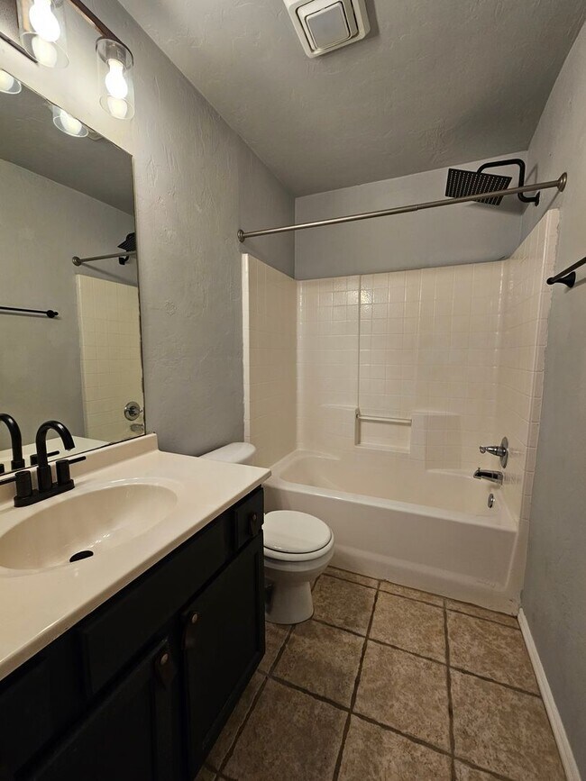 Building Photo - (3) Bed/(2) Bath SE Norman Available NOW!