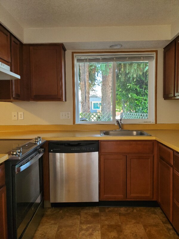 Building Photo - 2019 Simpson Ave