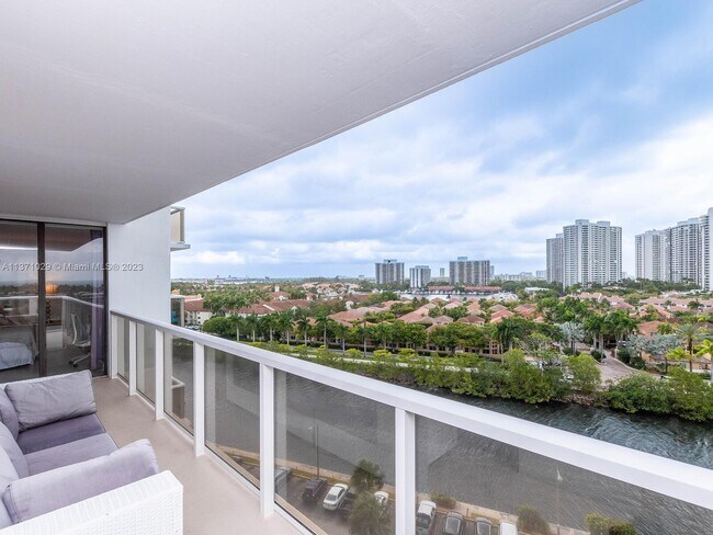 Building Photo - 3701 N Country Club Dr