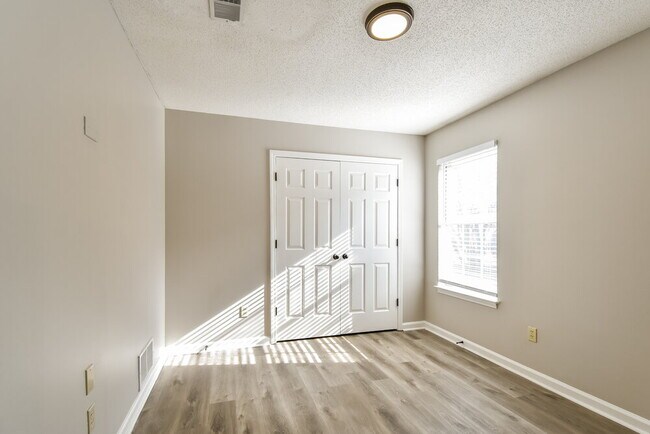 Building Photo - 4127 Lake Cross Dr W