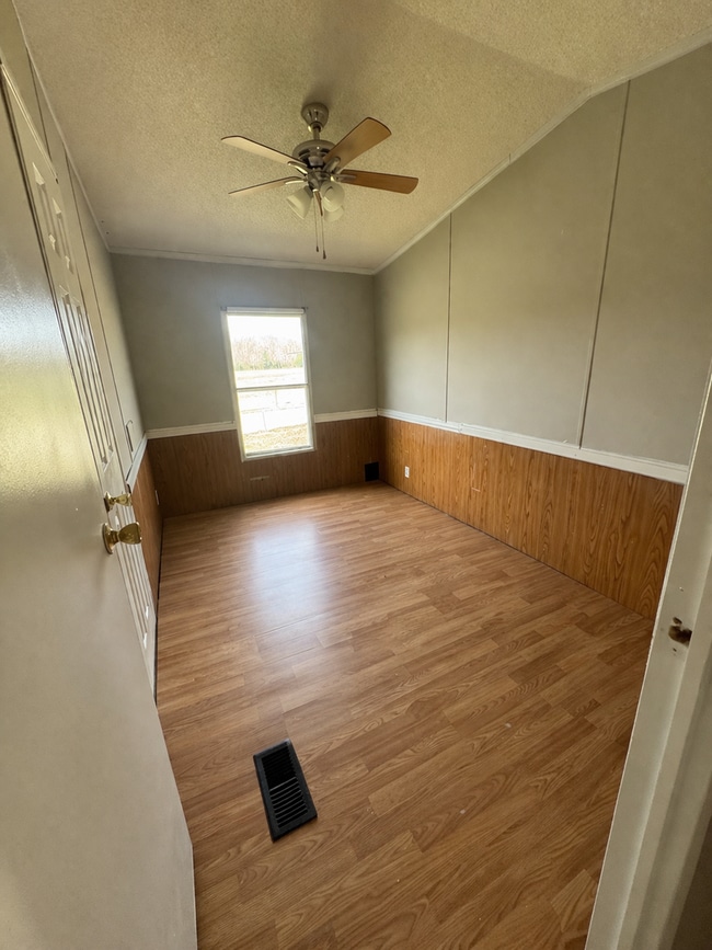 Building Photo - Country living with spacious front and backyard - 3 beds/ 2bath available now