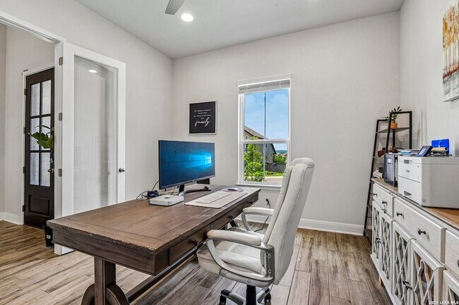 Building Photo - 1136 Aidenbaum
