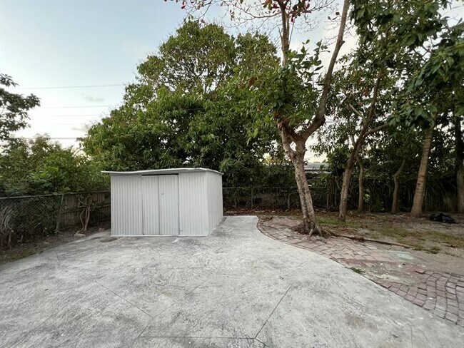 Building Photo - 285 NE 43rd St