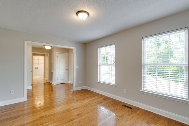 Building Photo - 3BR 2BA