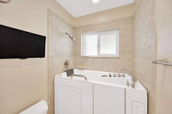 Building Photo - 2 BR, 2 BA Home in the Mainlands on the 18...