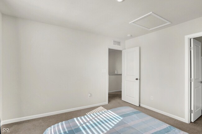 Building Photo - 910 Red Hls Ct