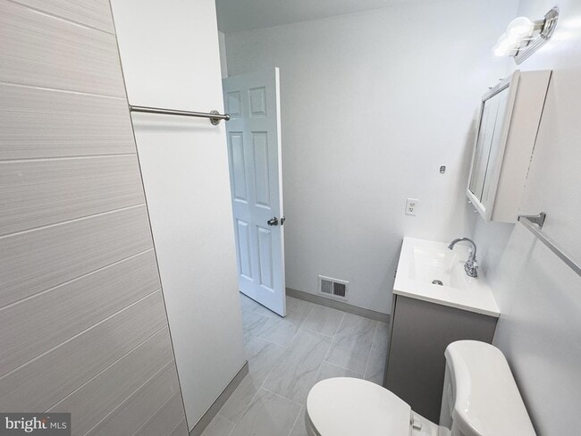 Building Photo - 303 Dove Ct