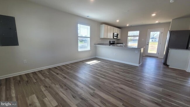 Building Photo - 102 Sycamore Ln