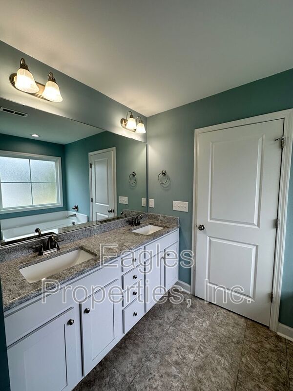 Building Photo - 451 Fallingbrook Dr