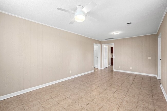 Building Photo - 2 Bedroom 2 Bath Brick Home Nestled In Gre...