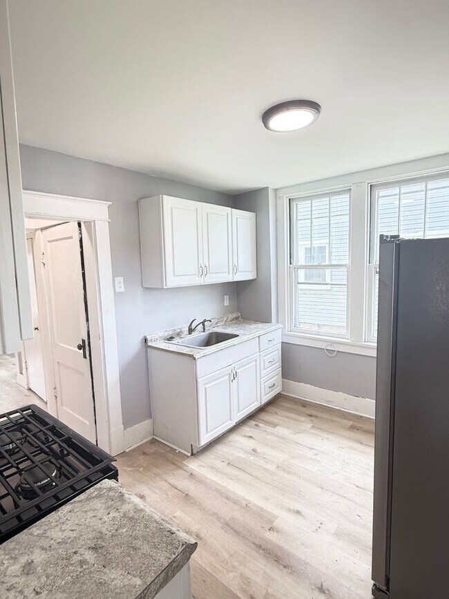 Building Photo - Updated 3 Bedroom 1 Bathroom in North Vers...