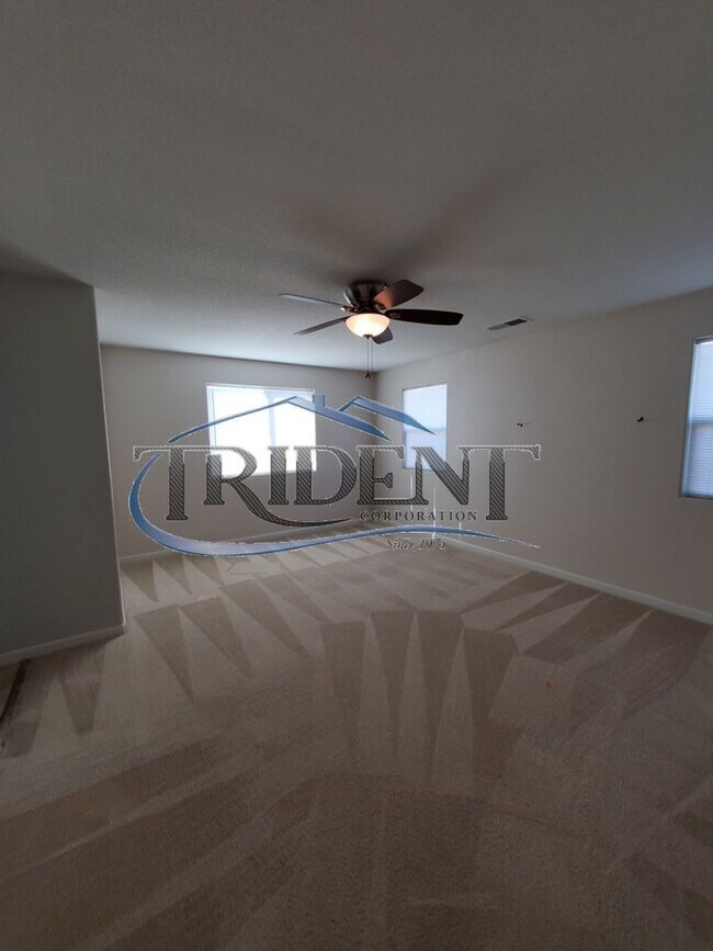 Building Photo - 3 bedroom bath near schools and parks