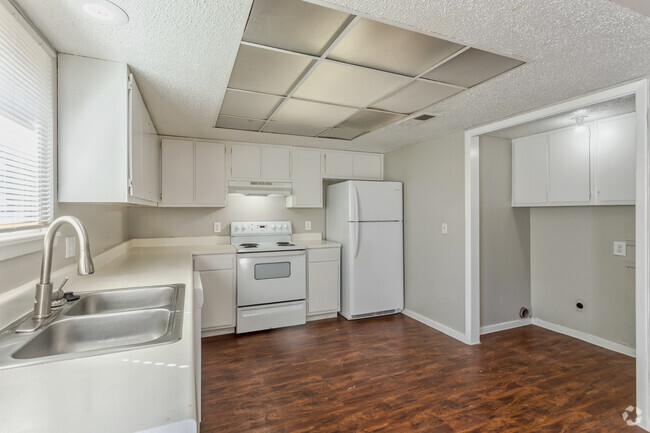 3BR, 2.5BA - 1511 SF TH - Kitchen - Lubbock Square