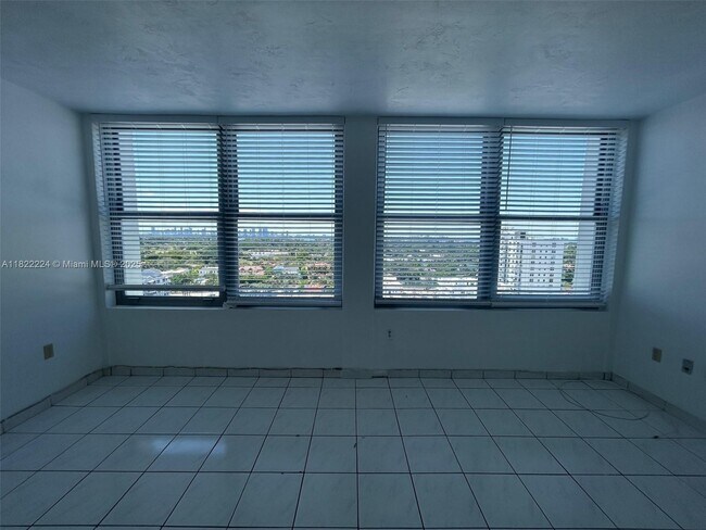Building Photo - 2899 Collins Ave