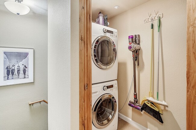 Building Photo - Furnished! Updated 3bed/3bath! 1 car garag...