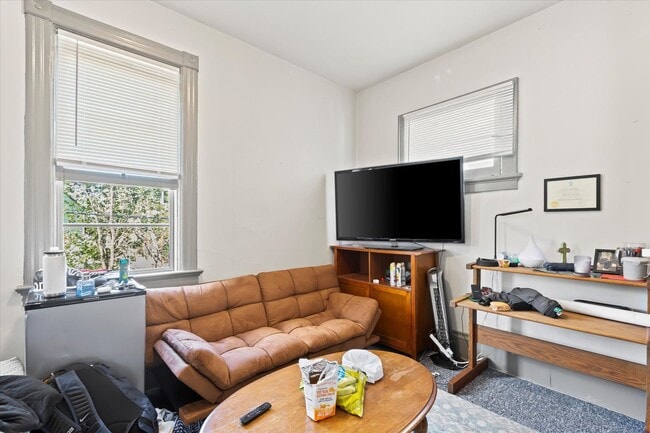 Building Photo - Frederick Upper Flat with 2 bathrooms!