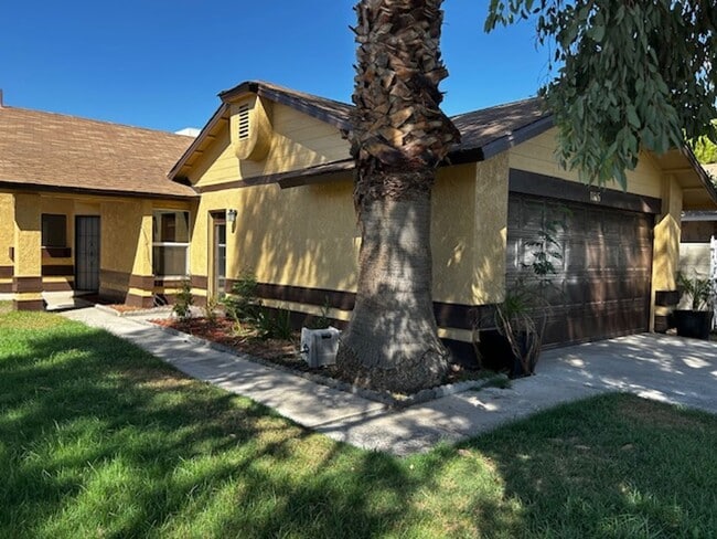 Building Photo - MOVE IN SPECIAL - Available Now - Charming 2-Bedroom Home in Bakersfield