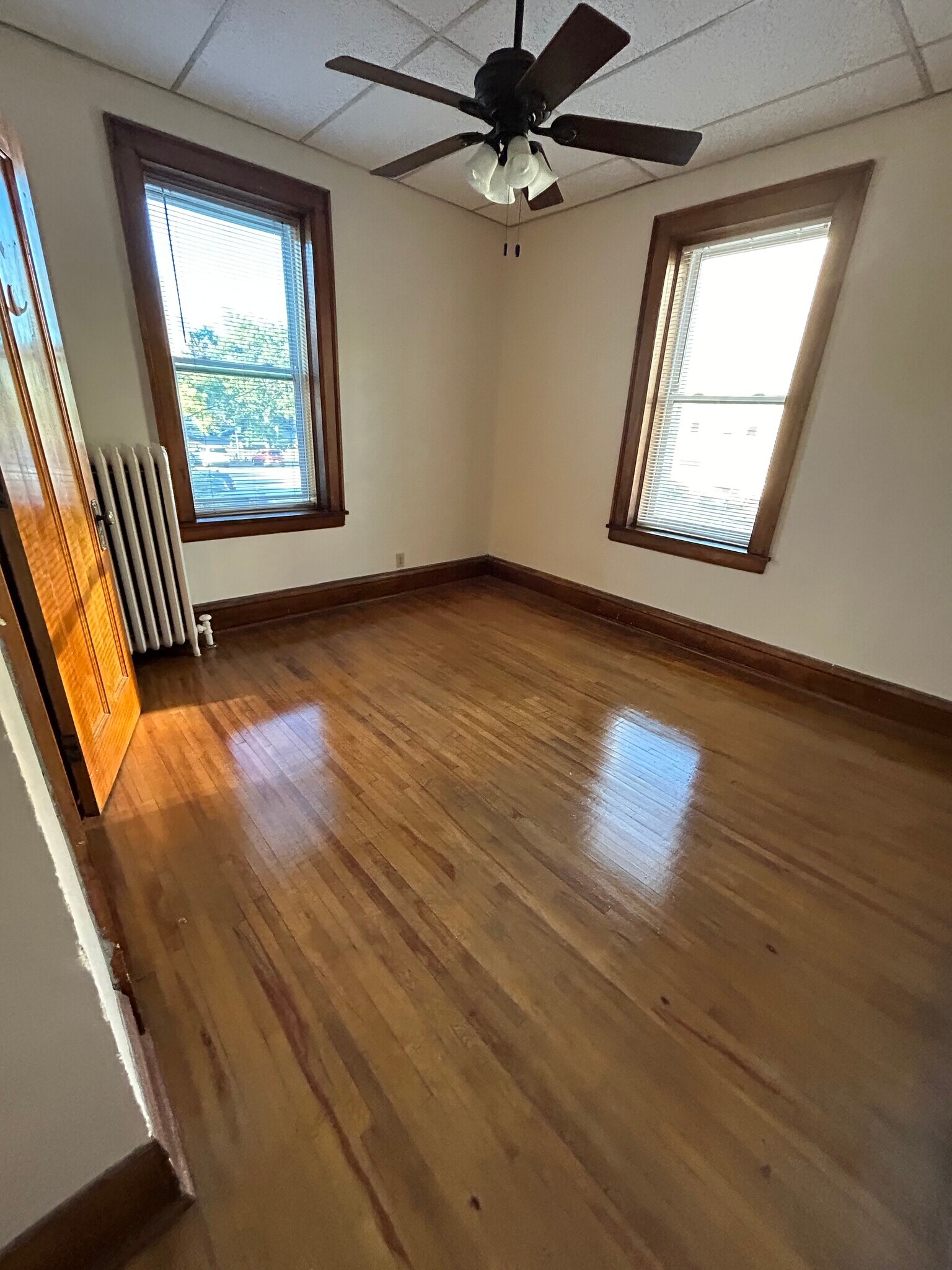 Sm bdrm w/2 closets - 417 2nd Ave SE