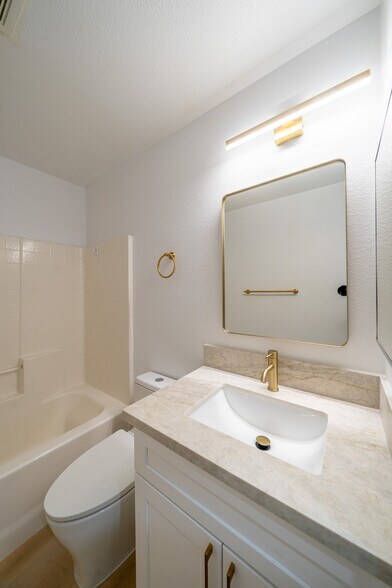 Building Photo - 504 Lacabana Beach Drive