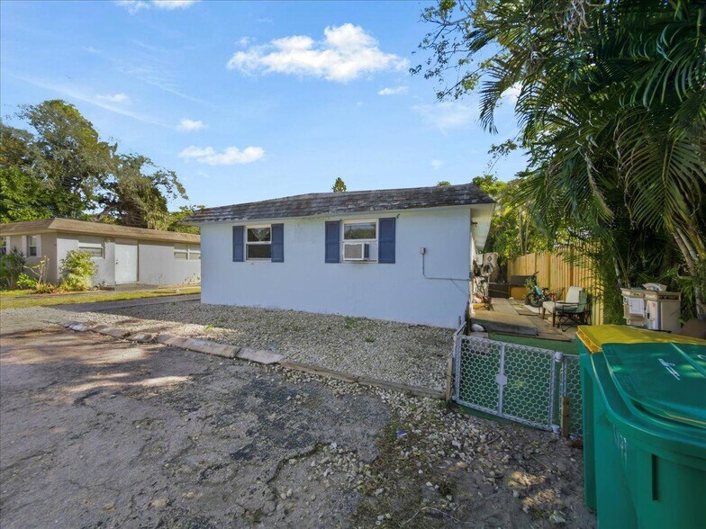 Building Photo - 2495 Bayside St