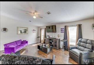 Building Photo - 716 21st St