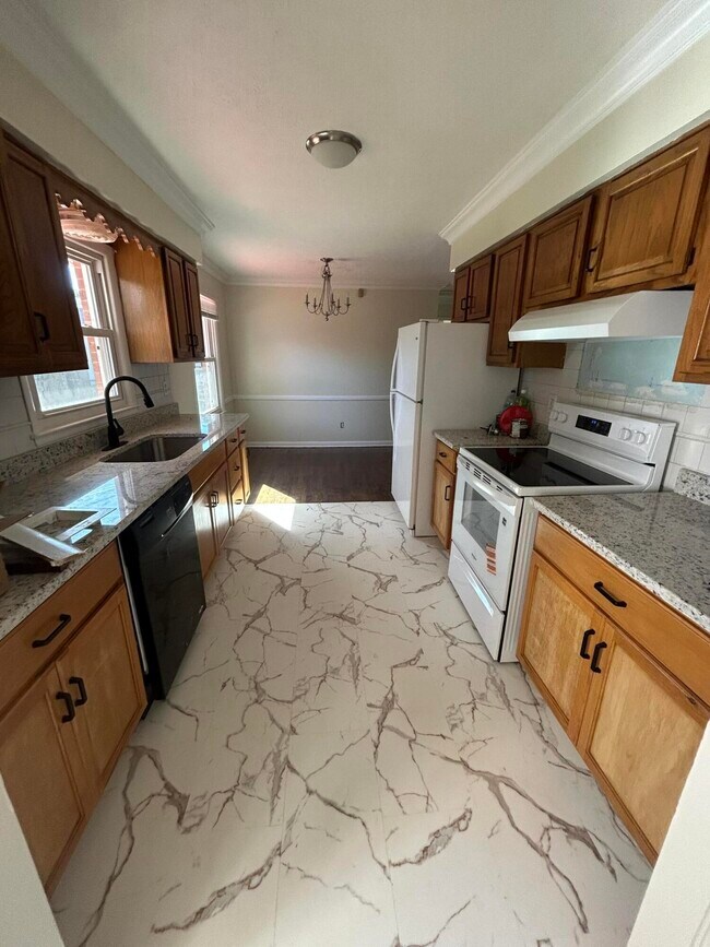 Building Photo - 2209 Jasmine Dr