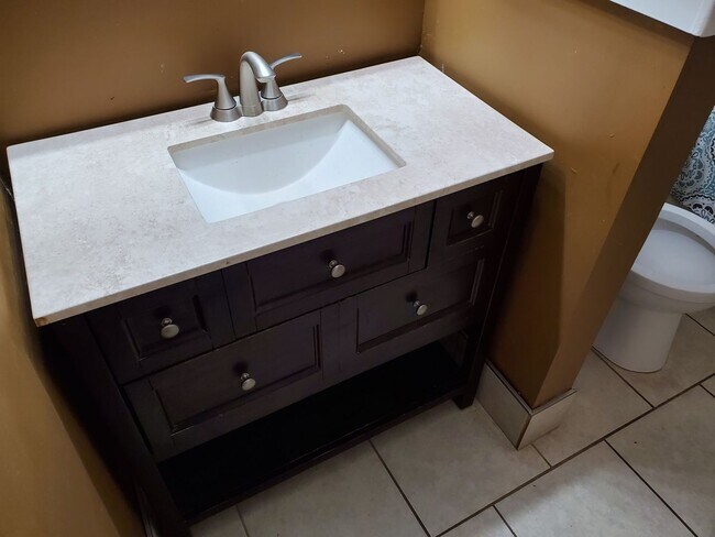 Building Photo - AVAILABLE NOW!  Want a GREAT Location?  Want an Average LGE Bill of $30/mo??  This Beautiful 1 Be...