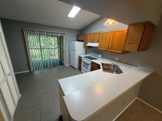 Building Photo - Convenient 2/2 Orlando Condo – Water & Garbage Included!