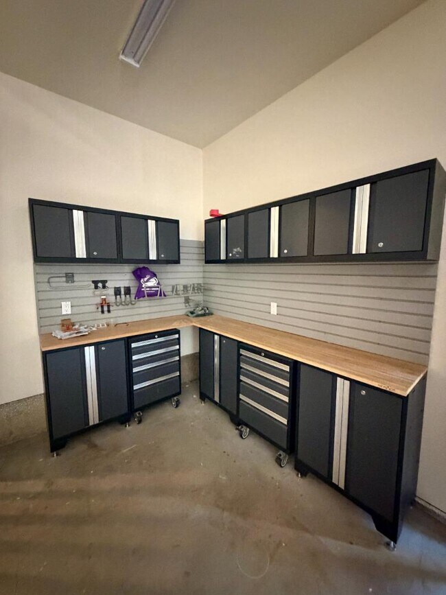 Building Photo - 61171 Minaret Cir