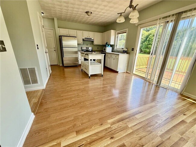 Building Photo - 125 Goldenrod Dr