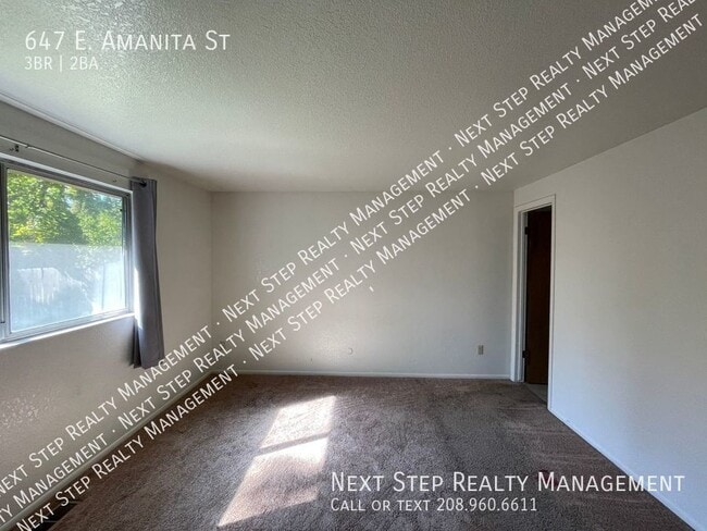 Building Photo - 647 E Amanita St