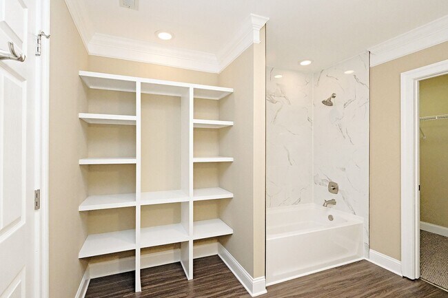 Building Photo - Charming Move-in Ready Downtown Home With Updates