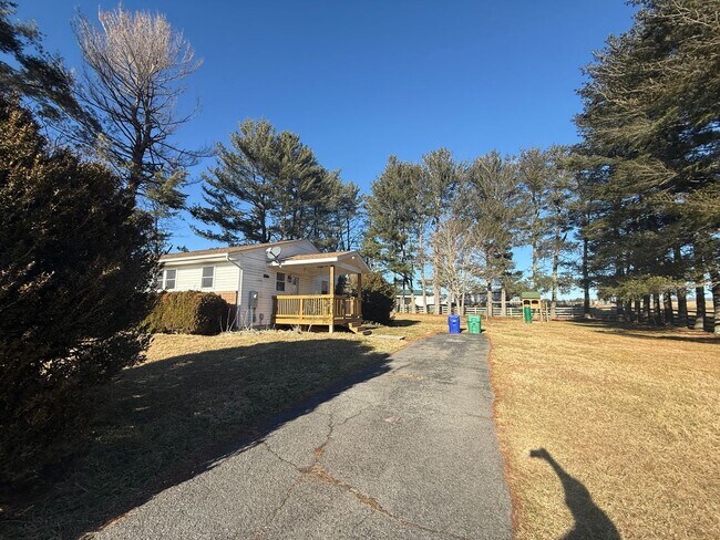 Building Photo - 300 Monticello Ln