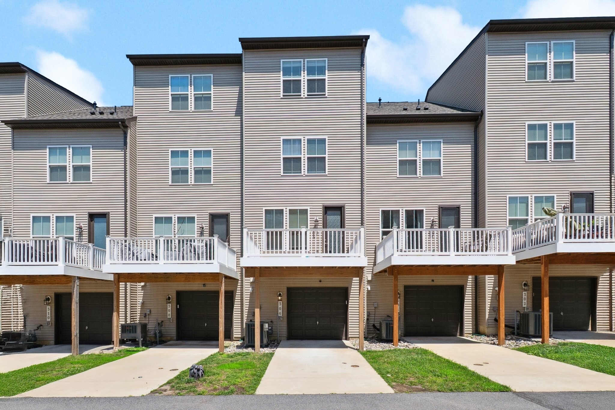 Building Photo - 306 Phoenix Dr