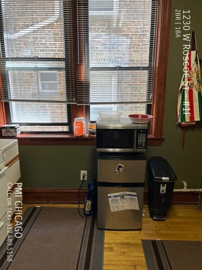 Building Photo - 1230 W Roscoe St