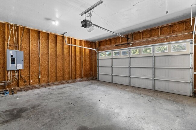 Building Photo - 6649 Speight Cir