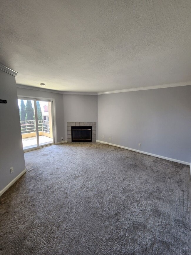 Building Photo - 2 Bedroom Upper Unit in UTC