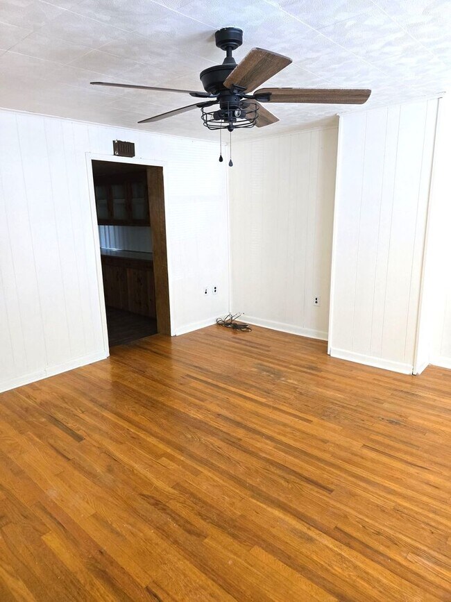 Building Photo - Spacious 3-bedroom single-family home in C...