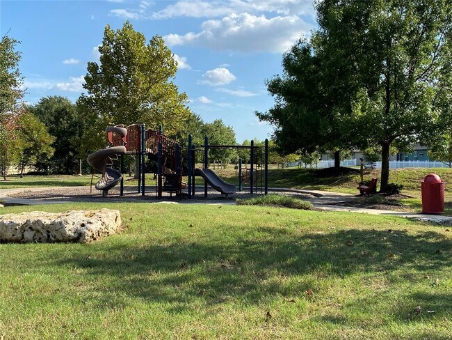 Building Photo - 520 Rolling Oak Dr