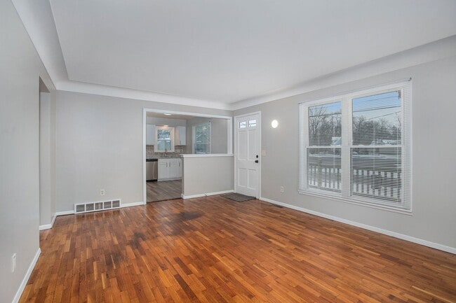 Building Photo - 2/1 Ranch Style Home