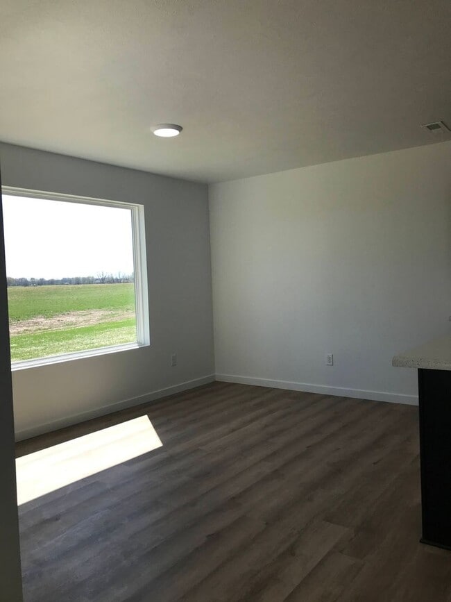 Building Photo - Executive Rental -  4 Bedroom 3 Baths